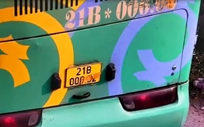 Tài xế xe khách dán băng dính vào biển số để né phạt nguội