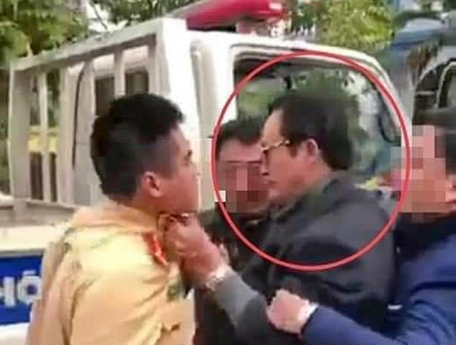 Chi cục trưởng say xỉn, túm cổ áo CSGT khi đo nồng độ cồn