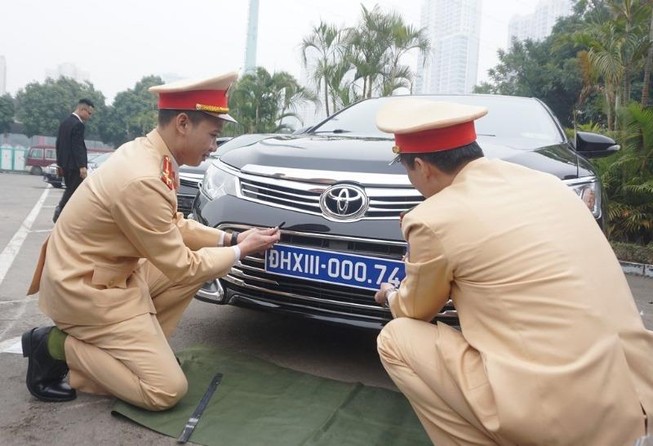 CSGT kiểm định, gắn biển tạm cho 109 ô tô phục vụ Đại hội XIII