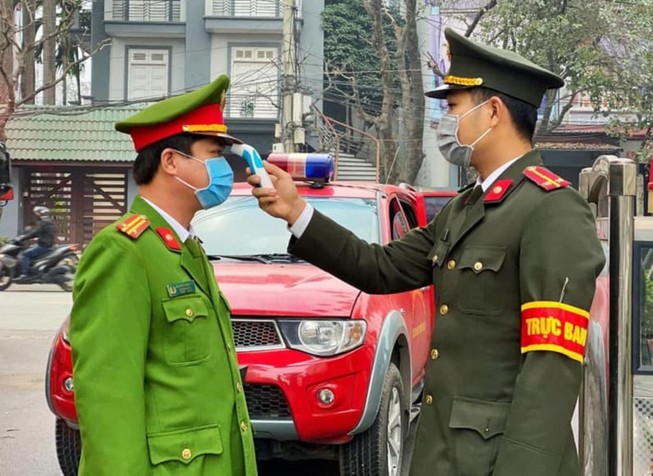 Công an TP Hà Nội thực hiện các biện pháp phòng chống dịch COVID-19. Ảnh: CAC