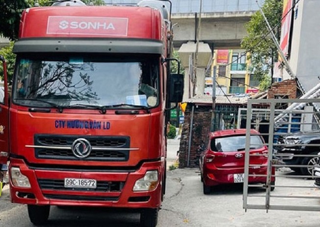 Xe container tải trọng 40 tấn đi lùi trên cao tốc