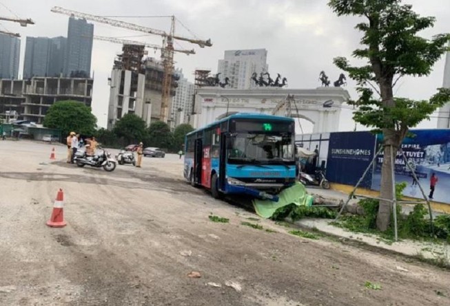 Xe buýt lao lên vỉa hè, tông chết người