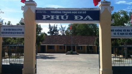 Thầy giáo Công nghệ “dạy” học sinh bằng gậy tre