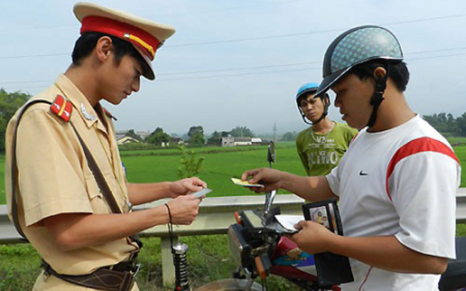 Xe gắn máy đẩy nhau,bị phạt thế nào?