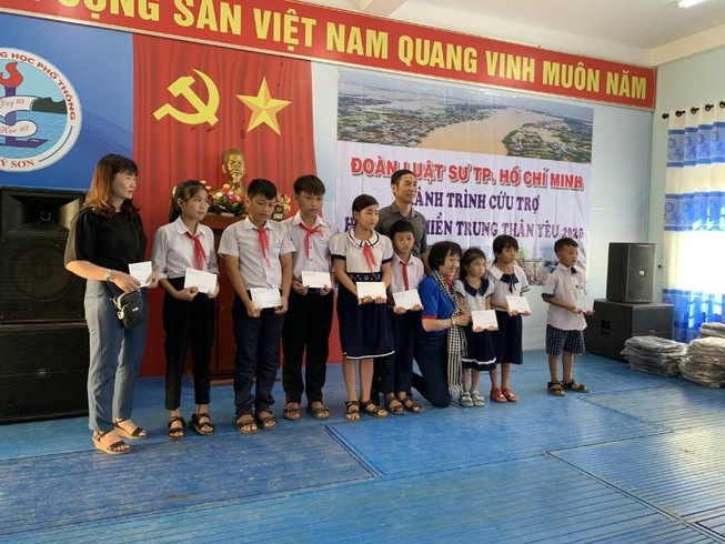 Đoàn luật sư TP.HCM trao tiền cứu trợ tại miền Trung