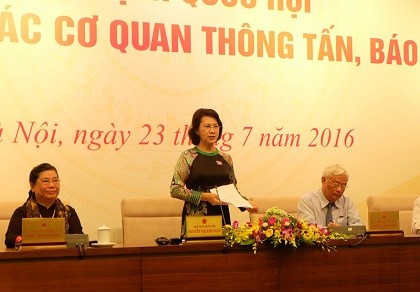 Tân Chủ tịch QH tiếp xúc báo chí: 'Đúng quy trình' chỉ là điều kiện cần