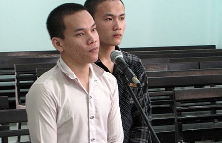 Cùng vào tù vì rủ nhau trộm xe đạp điện