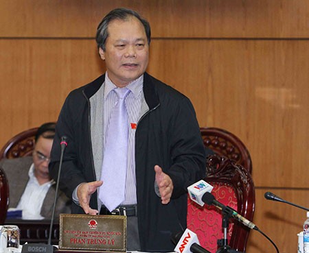 Quy định trái luật, bộ máy “phình to”