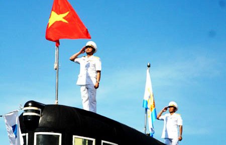 Lễ thượng cờ quốc gia trên hai tàu ngầm của Việt Nam