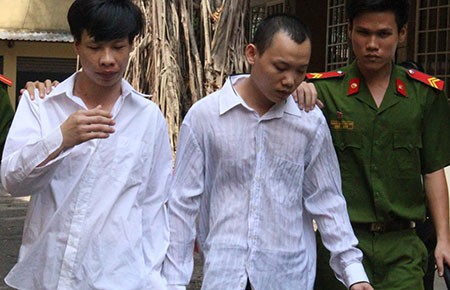 Khống chế chủ cũ cướp tài sản