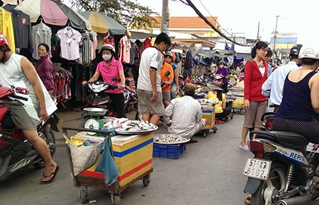 Không thể bó tay trước chợ tự phát