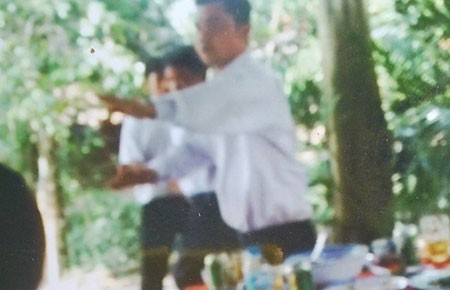 Hắt ly bia vào người cán bộ, bị truy tố tội làm nhục