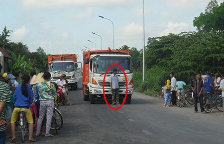 Dân chặn xe rác vào bãi Ô Môn