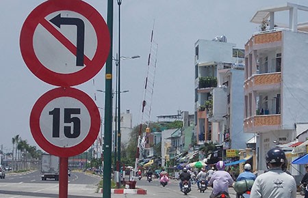 Biển báo “đánh đố” người đi đường