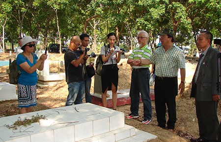 Kiều bào viếng nghĩa trang nhân dân Bình An: Đối diện với sự thật, chúng tôi thấy xấu hổ