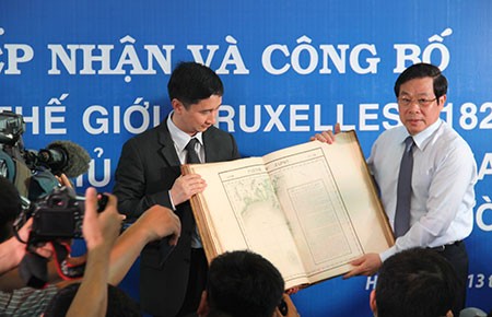 Tiếp nhận bộ tài liệu khẳng định chủ quyền biển, đảo Việt Nam