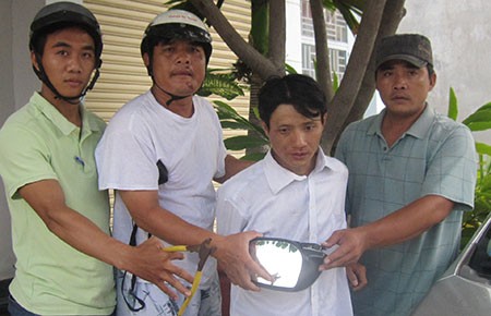 “Hiệp sĩ” vây bắt kẻ trộm kính xe hơi có năm tiền án