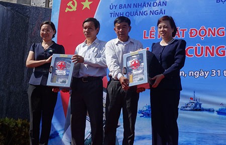 Ngành y tế cùng ngư dân bám biển