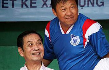 “Con ơi! Không được đá đau bạn…”