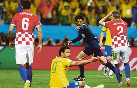 Dư âm trận khai mạc Brazil - Croatia (3-1): Quyền trợ giúp!