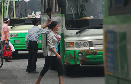 Xe buýt cũ tiếp tục “tung hoành”