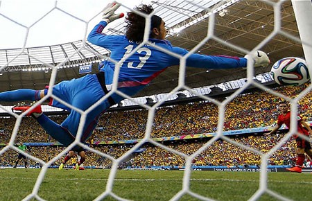 Bảng A, Mexico - Brazil (0-0): Quái kiệt Ochoa!