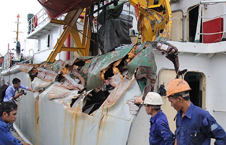 Hiên ngang đối đầu với tàu Trung Quốc