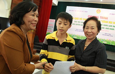 Trao học bổng cho con chiến sĩ công tác tại biển, đảo