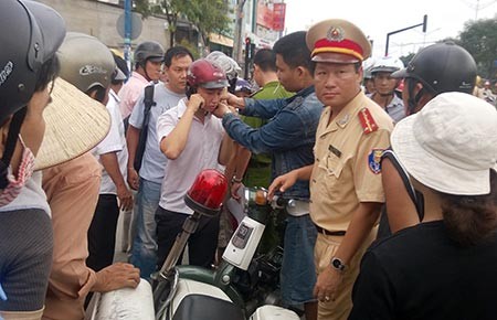 CSGT khóa tay học sinh đi đường