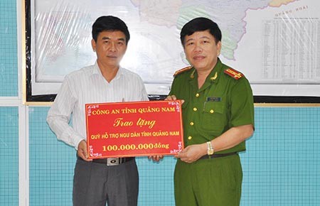 Ủng hộ 100 triệu đồng cho Quỹ hỗ trợ ngư dân