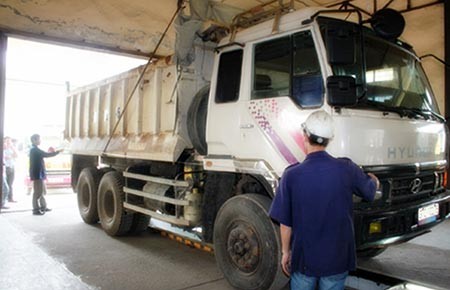Bắt quả tang đăng kiểm viên nhận tiền