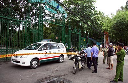 Giành địa bàn, tài xế taxi đâm xe ôm