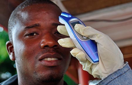 Đối phó dịch Ebola: Cảnh giác với máy bay đến từ quốc gia có dịch