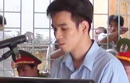 Cướp cùng đường, khống chế bốn nữ sinh viên làm con tin