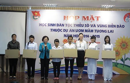 Quỹ học bổng Vừ A Dính trao học bổng cho học sinh 'Ươm mầm tương lai'