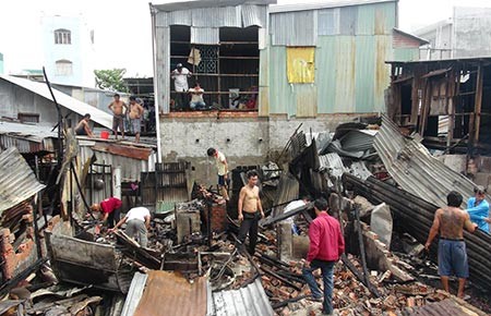 Cháy lớn thiêu rụi 12 căn nhà