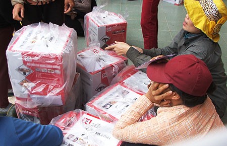 Mua nhằm hàng dỏm, hàng trăm người ‘níu áo’ chính quyền