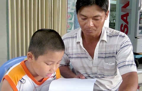 Mẹ mất, cha làm khai sinh con ra sao?