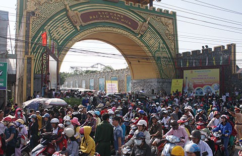 Khách ùn ùn kéo về khu du lịch Đại Nam