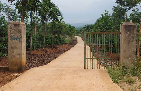 Dân góp tiền làm đường cho 'quan xã'