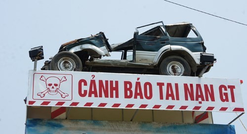 Khen thưởng giám đốc chế biển giao thông ‘độc’