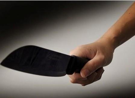 Bịt mặt, dùng mã tấu chém người