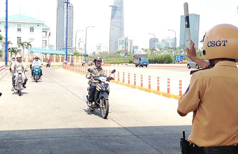 Thu phí xe máy: Lấn cấn kiểm tra, xử phạt