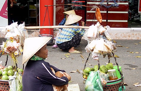 Tăng cho vay, giảm cho không với người nghèo