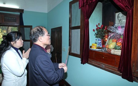 Chủ tịch Quốc hội dâng hương, tưởng nhớ Hồ Chủ tịch