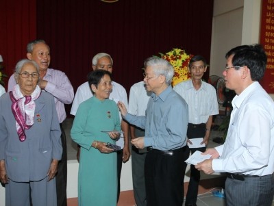 Tổng Bí thư tặng quà gia đình chính sách tại Trà Vinh