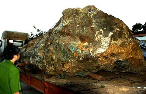 Vụ ‘bắt giữ hòn đá 30 tấn’: Phạt tài xế 35 triệu đồng