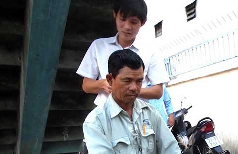 Người hớt tóc trả ơn dưới chân cầu BV Ung bướu