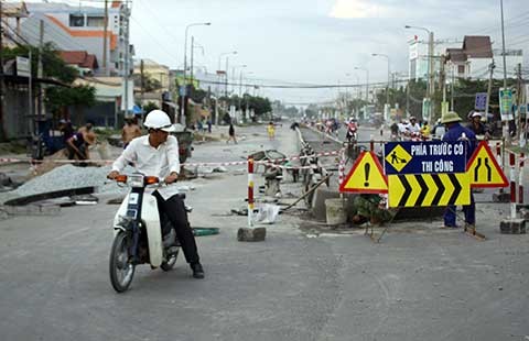 Dân cản thi công mở rộng quốc lộ 1A