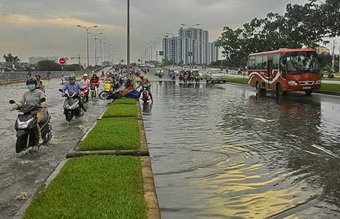 Cơn mưa ngắn ‘nhấn chìm’ đại lộ hiện đại